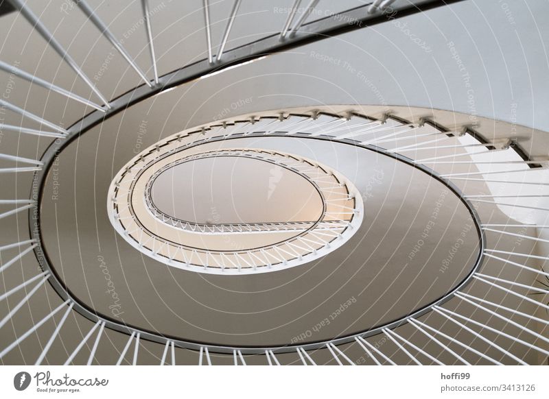 ovale Wendeltreppe aus den 50ern Hoffi99 Architektur Treppe Treppenhaus Geländer Spirale Abstraktes Muster Schwindelgefühl Kurve aufwärts