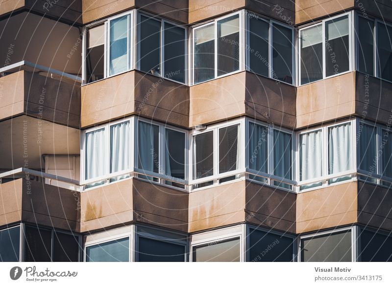 Balkone eines städtischen Wohngebäudes Gebäude Fassade Fenster Architektur architektonisch urban wohnbedingt Beton Farbe Struktur geometrisch Formen abstrakt