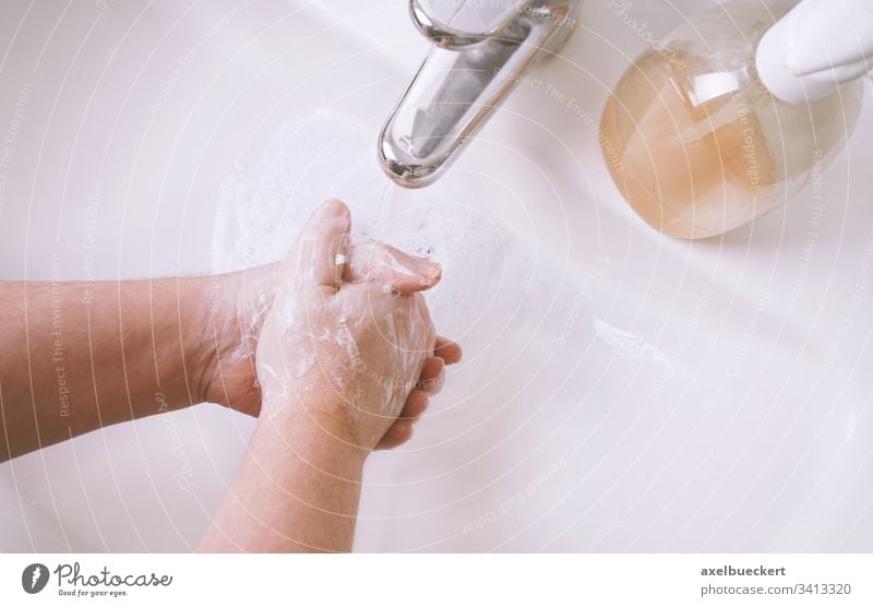 Händewaschen mit Seife und Wasser im Spülbecken oder Handwaschbecken Waschen Wäsche waschen Hygiene Waschbecken Becken Bad Gesundheit Personal Körper Pflege
