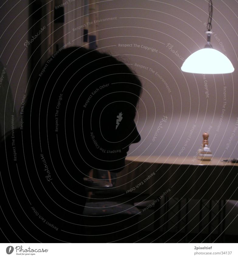Profil Wohnzimmer Esszimmer Gegenlicht Mann Licht Lampe Wand weiß schwarz Silhouette Mensch hell