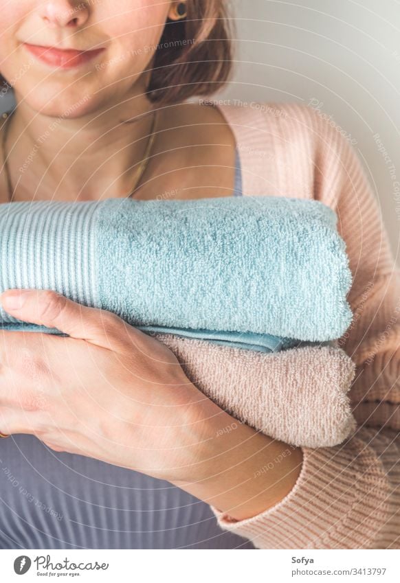 Frau hält saubere gefaltete Handtücher Handtuch Halt Sauberkeit Lächeln Bad gestapelt Pferch zufrieden Spa Glück Hotel Baumwolle sich[Akk] entspannen heiter