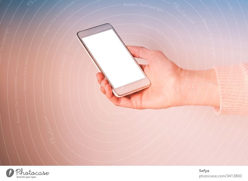Hand mit Handy-Bildschirm auf rosa und blau Mobile Telefon Hintergrund Smartphone Gerät Korallen Frau Textfreiraum Einladung Anwendung Website Internet