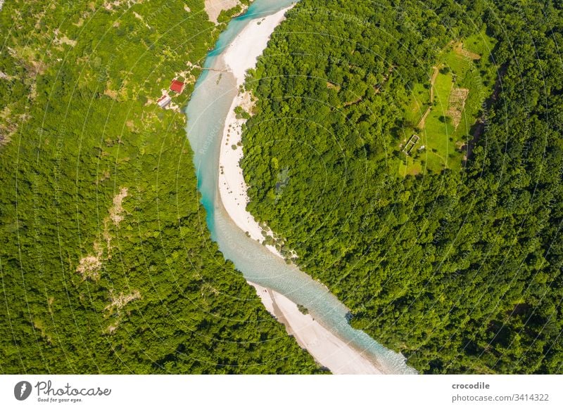 Nebenfluss zum Komani Stausee in Albanien Fluss Wildnis Freiheit Drohnenansicht See Berge u. Gebirge Balkan Wald Wasser Landschaft Außenaufnahme Menschenleer