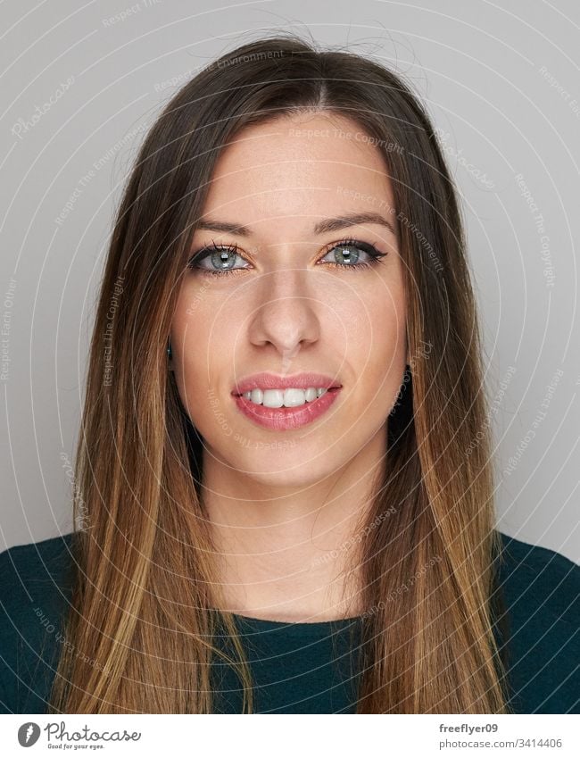 Porträt einer Frau auf grauem Hintergrund weiß dunkel Behaarung hart Licht blaue Augen attraktiv sexy vertikal Kopie Raum copyspace Textfreiraum langhaarig