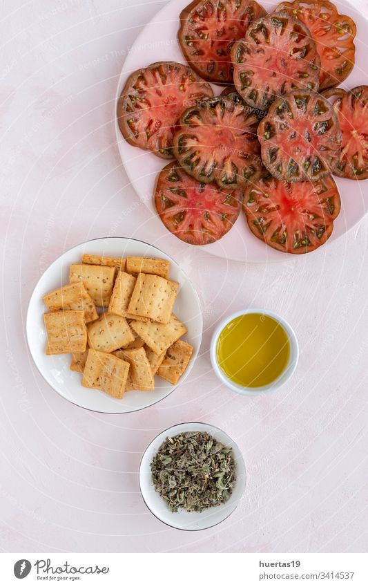 Frisches Tomatencarpaccio mit Olivenöl Carpaccio Lebensmittel Salatbeilage Vegane Ernährung gesunde Ernährung Küchenkräuter Mahlzeit frisch Hintergrund Gemüse