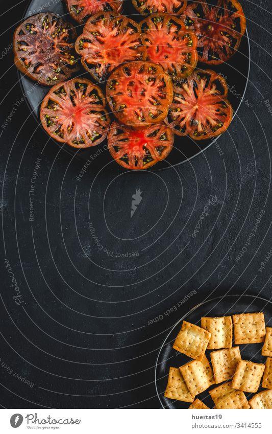 Frisches Tomatencarpaccio mit Olivenöl Carpaccio Lebensmittel Salatbeilage Vegane Ernährung gesunde Ernährung Küchenkräuter Mahlzeit frisch Hintergrund Gemüse