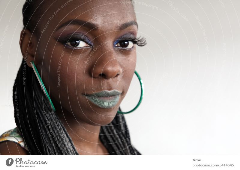 Tash portrait weiblich ohrring langhaarig lippenstift blick in die kamera melanin schauspielerin straight feminin cool skeptisch intensiv geflochten