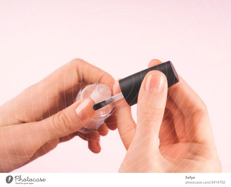 Nackten Nagellack auf die Hand der Frau auftragen nageln polnisch Finger Bürste Firnis schön Nahaufnahme Maniküre Pflege nackt bewerben Fingernagel Mode