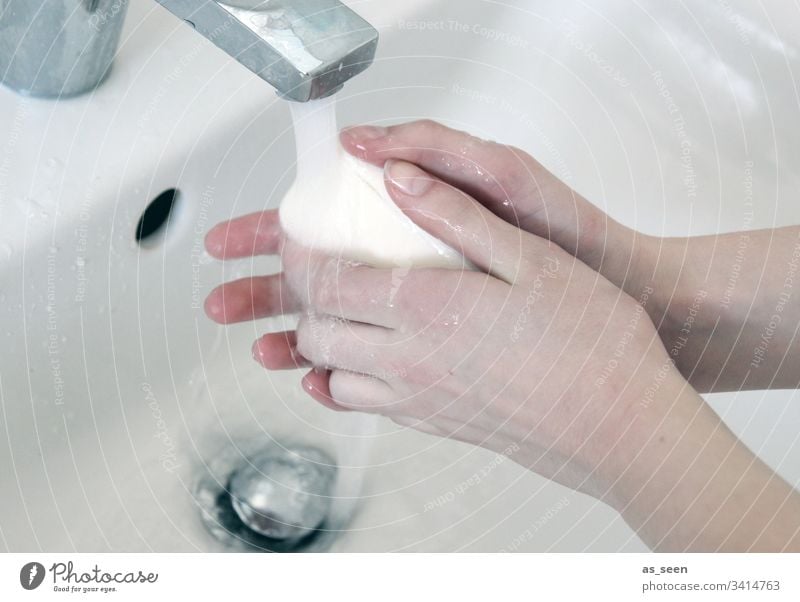 Hände waschen Hand säubern Hygiene Sauberkeit Waschen Wasser Waschbecken Farbfoto nass Körperpflege Gesundheit Bad Innenaufnahme Nahaufnahme Seife weiß
