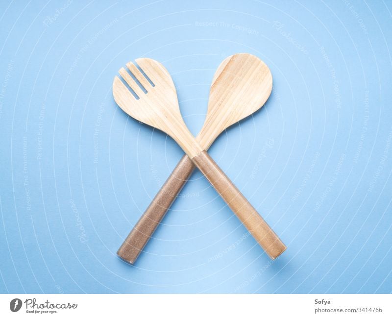 Minimales Kochen, Esskonzept auf Blau Gabel Löffel Hintergrund Lebensmittel Besteck Holz blau Pastell Farbe türkis sehr wenige abstrakt essen Konzept Verbot