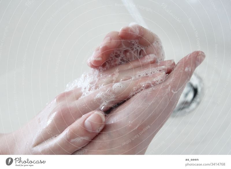 Hände waschen Hand säubern Hygiene Sauberkeit Waschen Wasser Waschbecken Farbfoto nass Körperpflege Gesundheit Bad Innenaufnahme Nahaufnahme Seife weiß