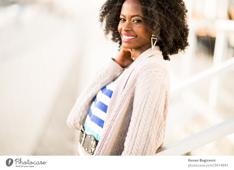 Junge schwarze Frau auf der Straße Ethnizität Windstille Tag Erwachsener sonnig Sonne Afro-Look Mädchen im Freien Amerikaner charmant Freizeit attraktiv lockig
