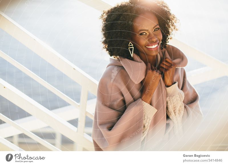 Junge schwarze Frau Erwachsener Afro-Look Amerikaner attraktiv Windstille charmant lockig niedlich Tag ethnisch Ethnizität Mädchen Glück Freizeit Lifestyle