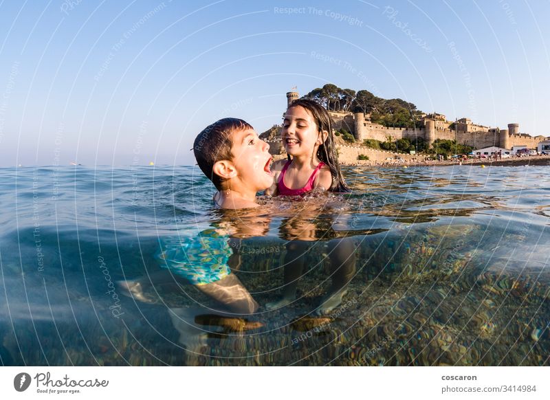 Zwei kleine Kinder spielen ins Meer aktiv Strand schön blau Junge Jungen Kindheit niedlich emotional genießen aufgeregt Gesicht Familie frisch Spaß Fröhlichkeit