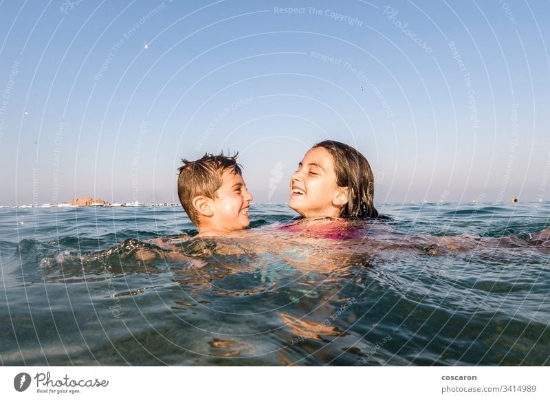 Zwei kleine Kinder spielen ins Meer aktiv Strand schön blau Junge Jungen Kindheit niedlich emotional genießen aufgeregt Gesicht Familie frisch Spaß Fröhlichkeit