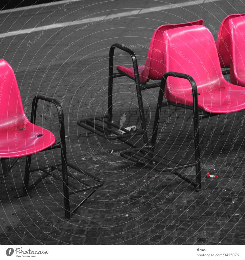 Sitzwerk skurril perpektive inspiration zusammenhalt leuchten diagonal sitzen bahnhof stuhl magenta pink trashig gepäckablage gegenüber wartebereich pause