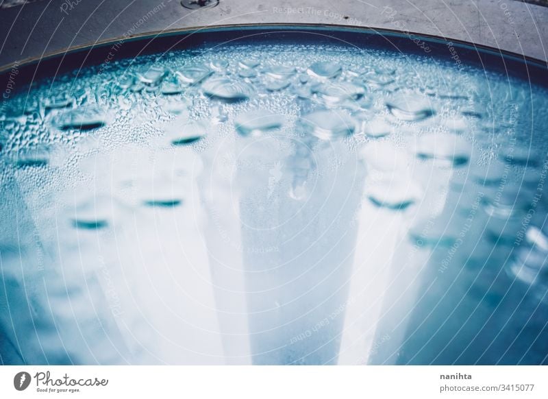 Abstraktes Bild von Regentropfen über einem Glas Tropfen Wasser Kristalle nass Sauberkeit Hintergrund Tapete frisch Frische kalt regnerisch blau Töne