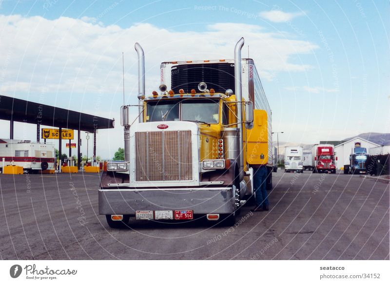 Peterbilt Truck Lastwagen Fernfahrer Fahrer gelb Tankstelle Verkehr Gefolgsleute Kühlwagen Gasstation USA Zugmaschine (LKW)