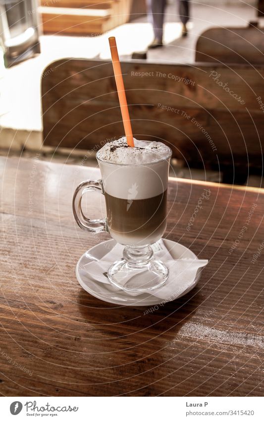 Café Latte in einem Glas auf einem Holztisch Foodfotografie Tasse Kakao Heißgetränk Getränk Vegetarische Ernährung Lebensmittel Kaffee Cappuccino moccachino