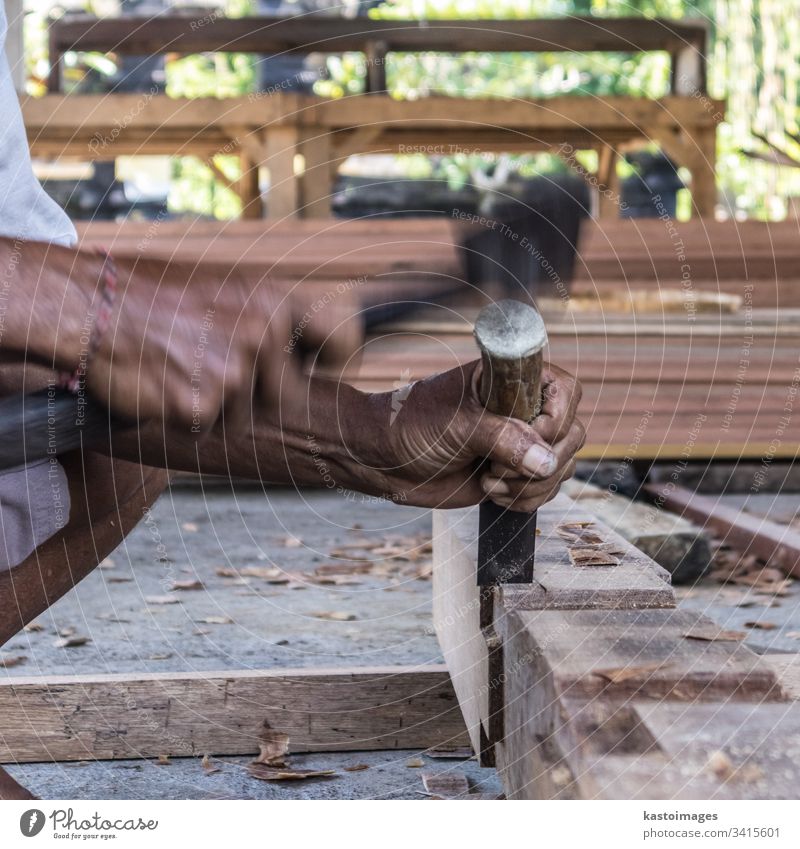 Nahaufnahme von warnenden Händen eines Tischlers, der in einer traditionellen manuellen Tischlerei in einem Drittweltland arbeitet. Schreinerei Holz Arbeit
