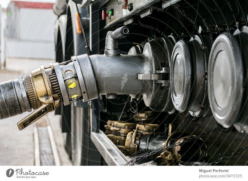 Entladen eines Kraftstofftankwagens Tankwagen Lastwagen gefährliche Güter Flüssigtransport Vorrat Erdöl Ölindustrie Landfahrzeug Anhänger Spedition