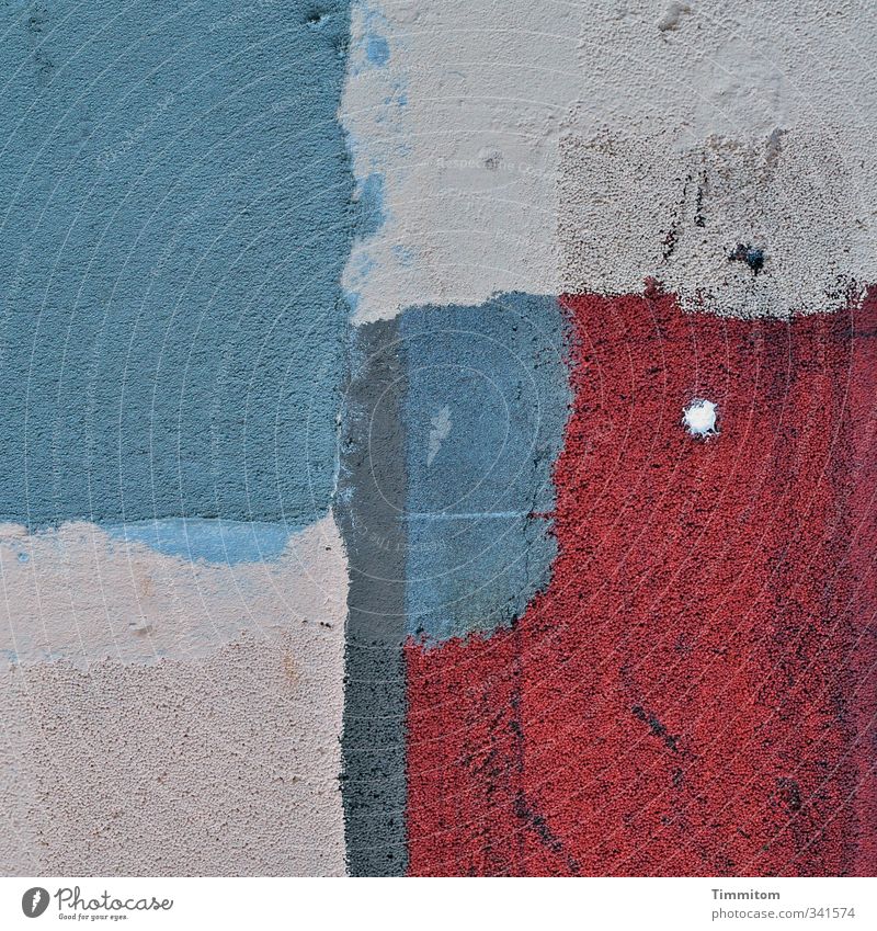 Punktsieg| Eindeutig! Mauer Wand Kunststoff ästhetisch einfach blau grau rot Strukturen & Formen Farbfläche Isolierung (Material) Ausgewogen Überschneidung