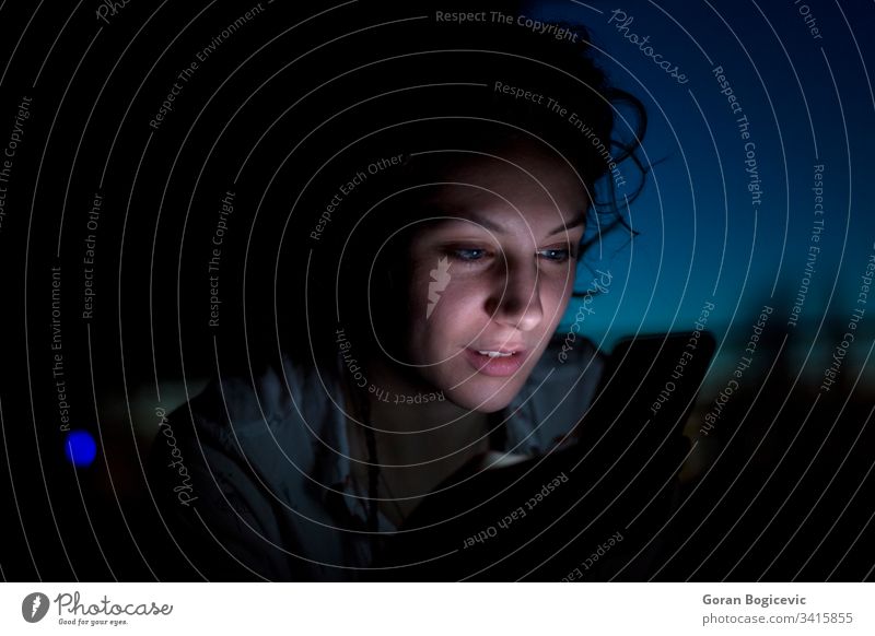 Junge Frau benutzt spät nachts ein Mobiltelefon Gesicht Porträt Mobile Internet Nacht Telefon jung dunkel schön Lifestyle Funktelefon Mitteilung