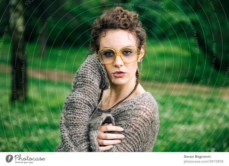 Hübsche junge Frau mit Brille im Wald Gesicht hübsch lässig Mädchen Erwachsener attraktiv Porträt schön Kaukasier natürlich niedlich Park außerhalb Person