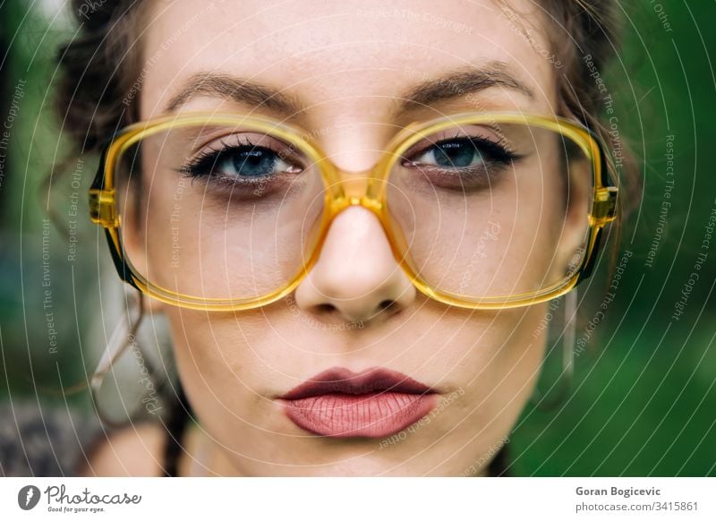 Porträt einer jungen Frau Lippen Gesicht schön Brille Erwachsener Mädchen Blick Kaukasier Person hübsch attraktiv Ausdruck Nahaufnahme modern