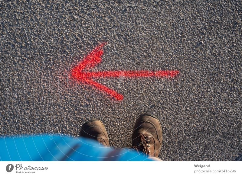 pfeil richtung links Richtung Menschenleer Wegweiser Orientierung Pfeil Navigation Hinweisschild zeigen Straße Empfehlung Fahrbahnmarkierung