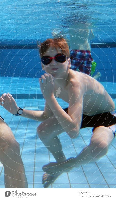 Junge taucht fröhlich im Schwimmbad schwimmbad Kind Schwimmen & Baden Sommer Wasser tauchen Unterwasseraufnahme Spielen blau blasen Freude Wassersport Luft