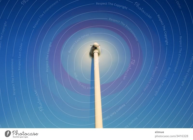 Windrad - Langzeitbelichtung mit blauem Himmel drehung energie windkraft drehen Physik enrgieerzeugung windenergie rotor flügel Windkraftanlage Außenaufnahme