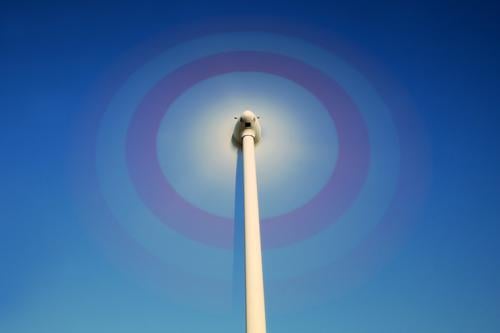 Windrad - Langzeitbelichtung mit blauem Himmel drehung energie windkraft drehen Physik enrgieerzeugung windenergie rotor flügel Windkraftanlage Außenaufnahme