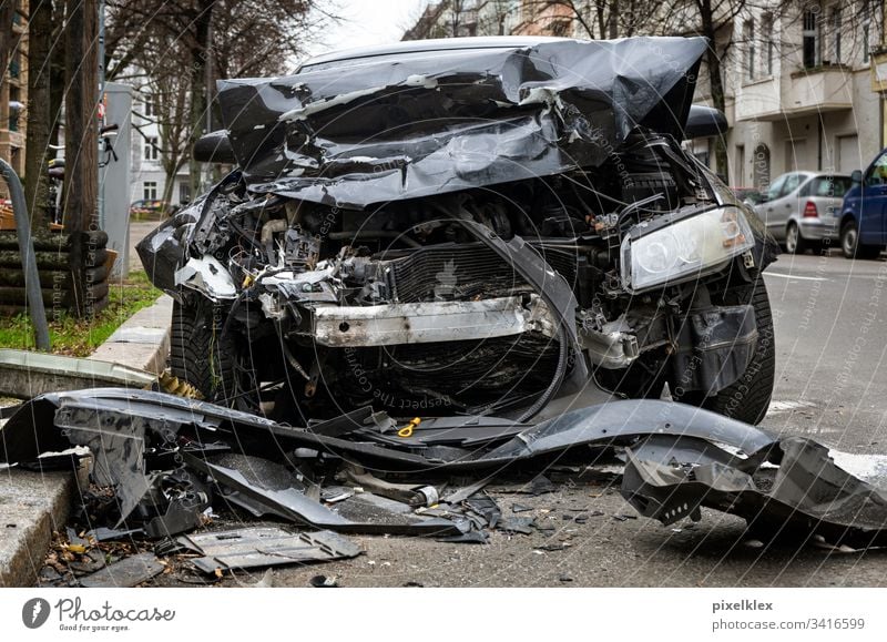 Totalschaden Unfallauto Auto Schaden Blech Blechschaden Versicherung Versicherungsfall Recht Verkehrsunfall Unglück Zusammenstoß Karambolage crash Verlust