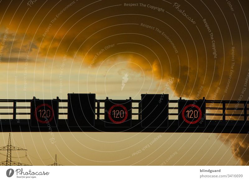 120 ... 240 ... 360 auf deutschen Autobahnen Verkehrsleitsystem Lichtzeichenanlage Geschwindigkeitsbegrenzung Verkehrslenkung Stauvermeidung Himmel Wolken