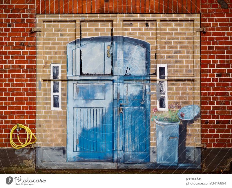 kunst am bau | illusion und wirklichkeit Tor alt Bemalung Backsteinmauer Sinnestäuschung Wirklichkeit Gemälde Illusion Garagentor blau Eingang Mülltonne
