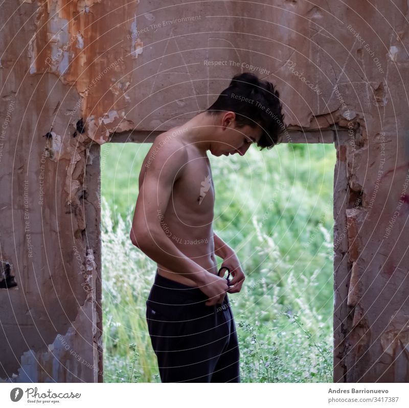 Junge in einem verlassenen Haus Mode schließen Lifestyle Obdachlosigkeit Paar Sport männlich Armut nach oben Gebäude ruiniert zerstört Ruinen Verlassen