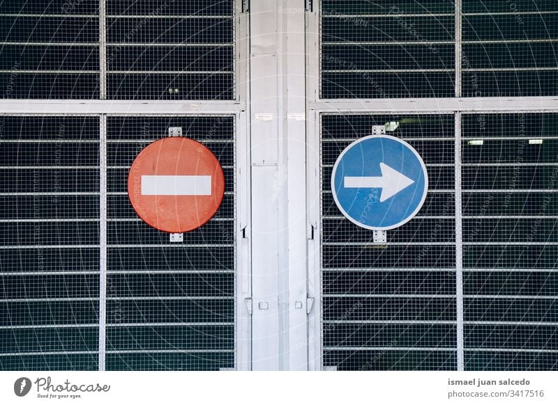 Verkehrsampel auf der Straße in der Stadt Bilbao Spanien signalisieren Vorsicht Zeichen Symbol Ermahnung Beratung Gefahr Aushang Aufmerksamkeit Sicherheit Ikon