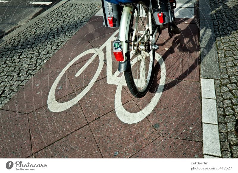Fahrrad an der Ampel asphalt ecke fahrbahnmarkierung fahrrad fahrradweg innenstadt linie radfahrer radtour straße wegweiser wegzeichen verkehrswende rücklicht