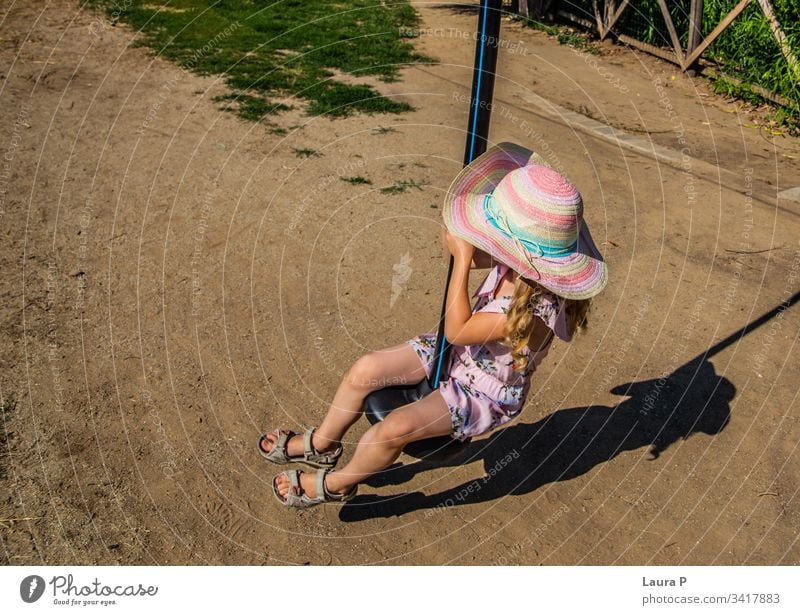 Kleines Mädchen auf einer Seilbahn im Park Aktivität Abenteuer Vergnügen Vergnügungspark Mut Kind spielendes Kind Kindheit niedlich genießen Entertainment