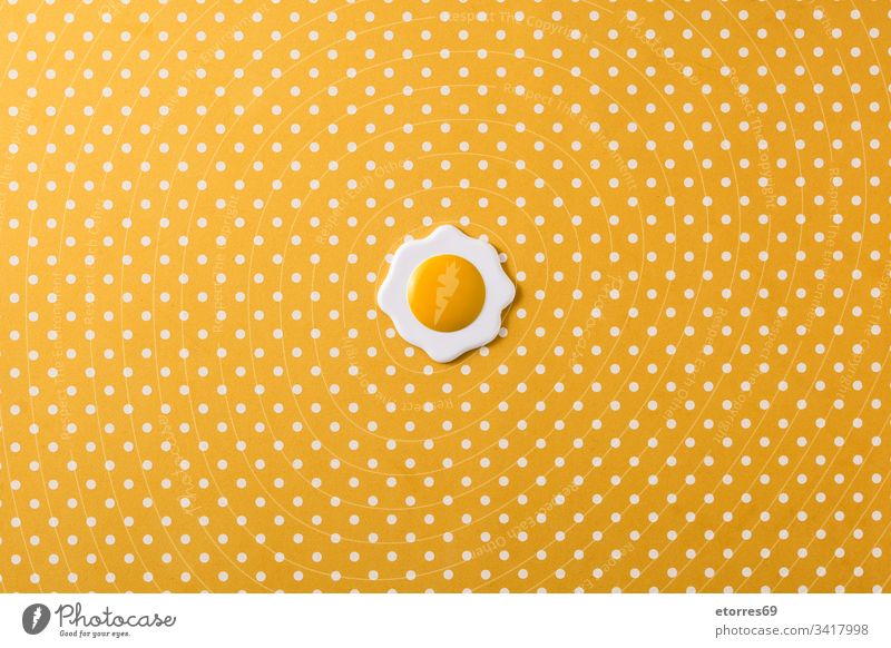 Minimalistisches Spiegelei auf gelbem Hintergrund mit weißen Kreisen. Ansicht von oben Farbe Konzept gekocht Geschirr Diät Ei Lebensmittel Küchengeräte