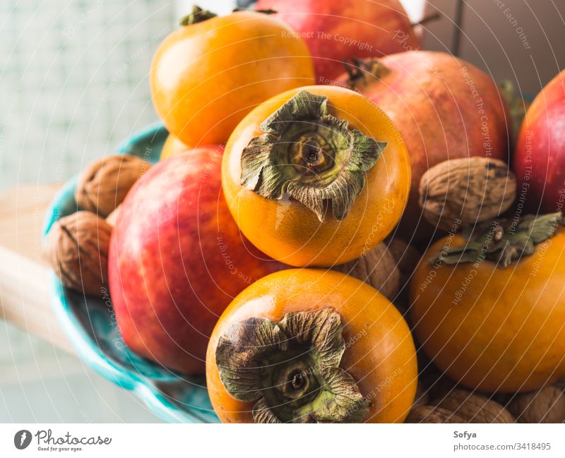 Herbstfrische Obstspeisen in der Küche fallen Frucht Persimone Hintergrund Veganer Vegetarier Granatapfel Apfel Ernte Gesundheit organisch essen Lebensmittel