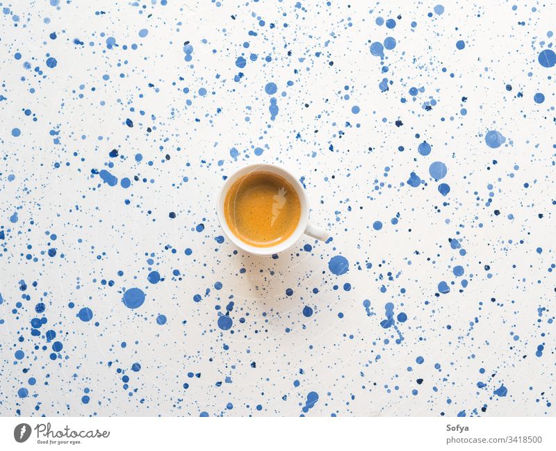 Tasse Kaffee auf abstraktem Hintergrund. Flache Lage Espresso trinken heiß Morgen Frühstück Lebensmittel Konzept Pause Italienisch Getränk sich[Akk] entspannen