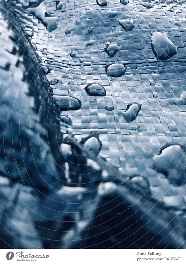 Regentropfen auf schwarzer Folie Tropfen Wasser abstrakt glänzend Außenaufnahme nass frisch Hintergrund Frühling hell Garten Glanz Strukturen & Formen Regentag
