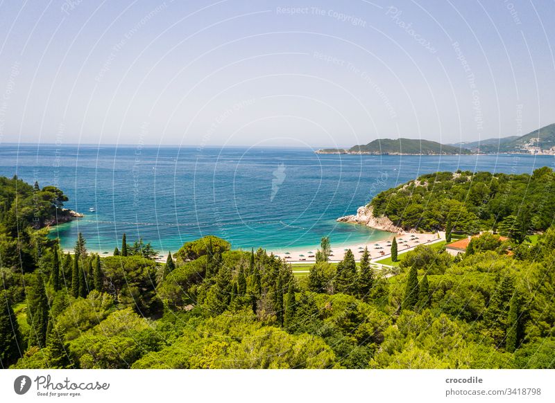 Hotelstrand an der Küste Montenegros Meer Urlaubsstimmung reisen Sightseeing Badeort Strand Felsen Berge u. Gebirge Ferien & Urlaub & Reisen Landschaft Sommer