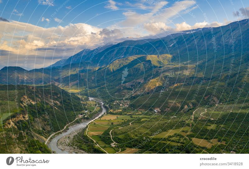 Albanien Vjosa Tal albanien wildfluss Wildnis Berge u. Gebirge ruhig friedlich Natur roadtrip Drohnenansicht Felder landwirdschaft Häuser bauern Landschaft