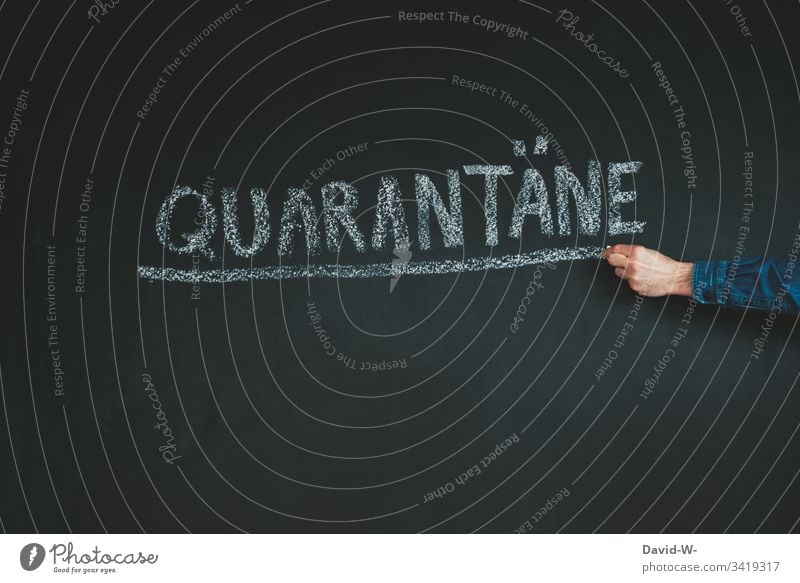 Coronavirus Quarantäne Wort unterstrichen ausgangssperre karantäne Vorsichtsmaßnahme hinweisen Verbot Hand Virus Infektion Infektionsgefahr Mann Angst Seuche