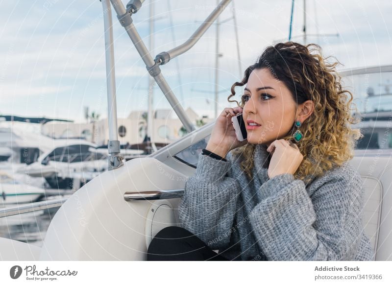 Zufriedene Dame mit Smartphone auf Yacht Frau benutzend Jacht Lächeln Browsen Handy Lachen zufrieden Inhalt genießen Surfen zuschauen Anschluss Gerät Apparatur