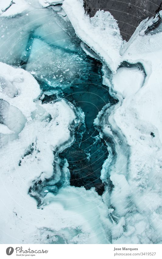 gefrorener See im Schnee Landschaft Berge u. Gebirge Winter Island kalt Hintergrund reisen Tourismus Wikinger Natur Eis wetter Fluss Frost Außenaufnahme