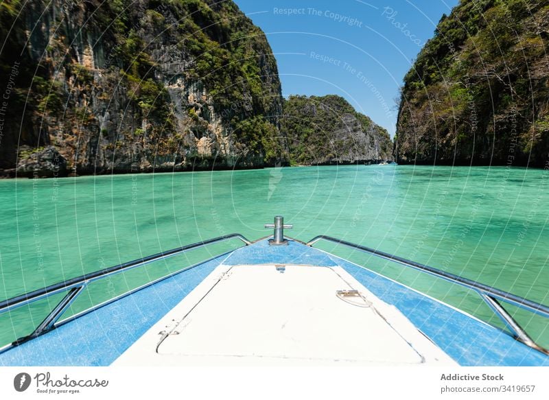 Auf einer wunderschönen Lagune schwimmendes Boot MEER Berge u. Gebirge Insel Natur Meer Wasser reisen Sommer Paradies türkis tropisch Tourismus Sonne Abenteuer